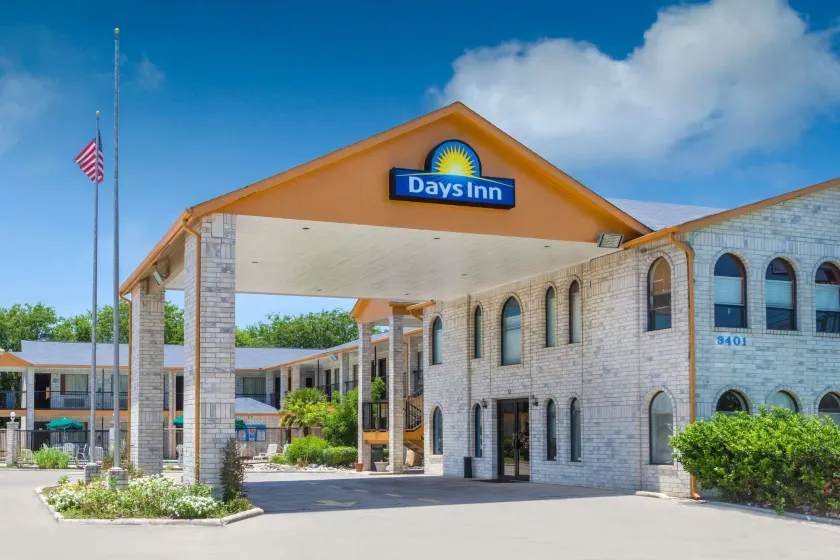 Days Inn Windcrest by Wyndham San Antonio - Image 1
