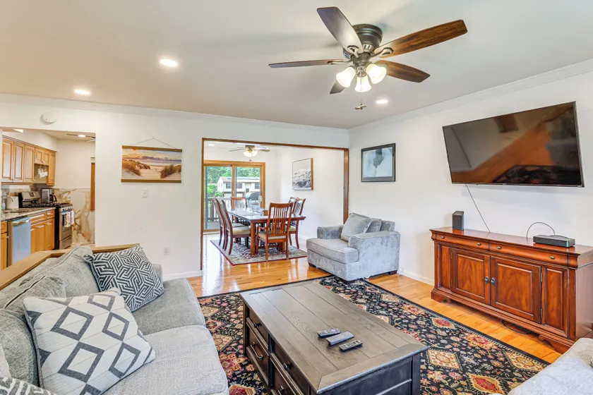 10 Mi to Beach! Group-friendly Bayville Getaway - Image 1