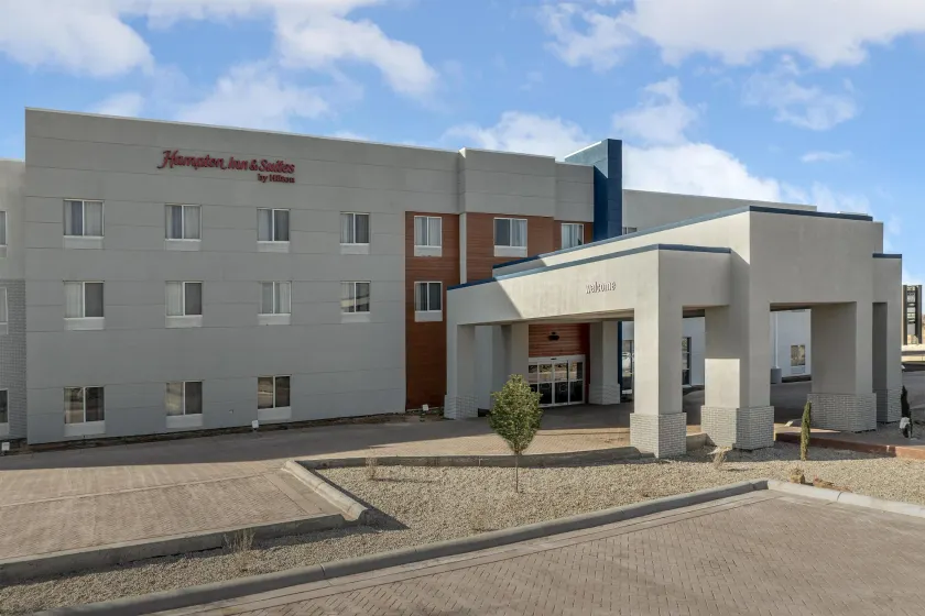 Hampton Inn & Suites Roswell - Image 1