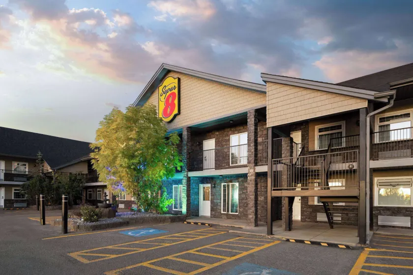 Super 8 by Wyndham Fort McMurray - Image 1