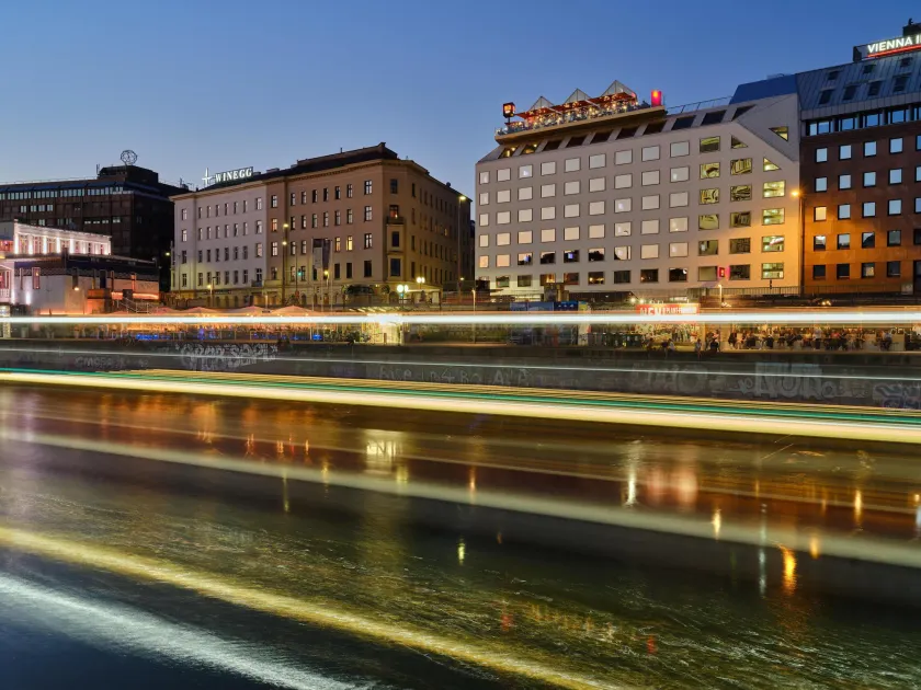 Radisson RED Hotel, Vienna - Image 1