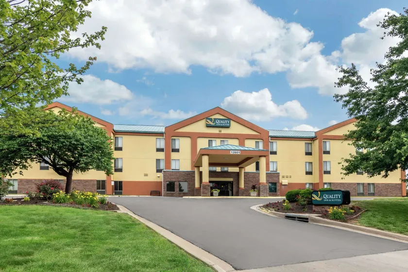 Quality Inn & Suites Lenexa Kansas City - Image 1