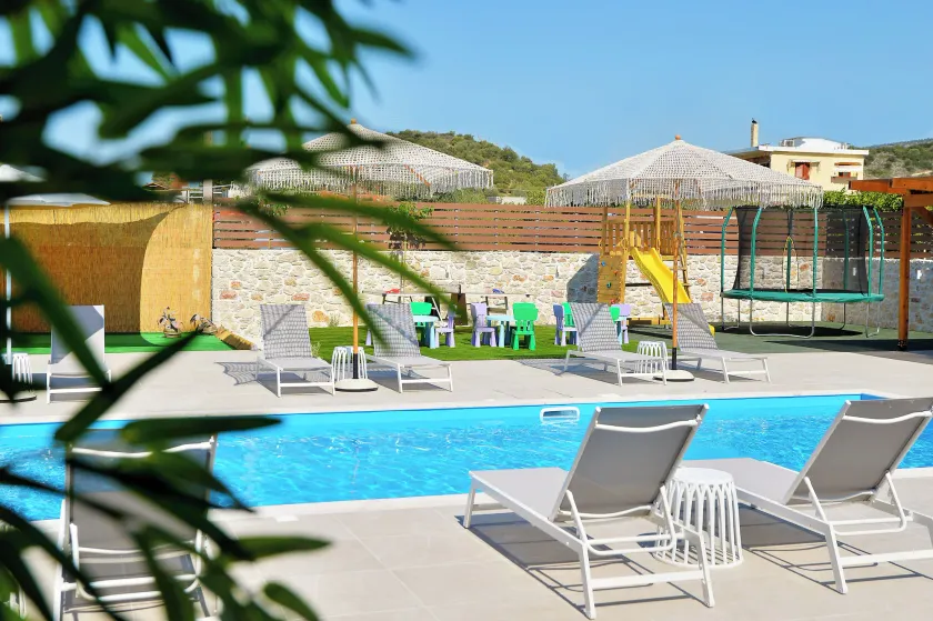  ID Holiday Living - Image 1