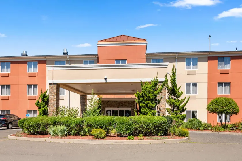 Quality Suites Stratford - Image 1