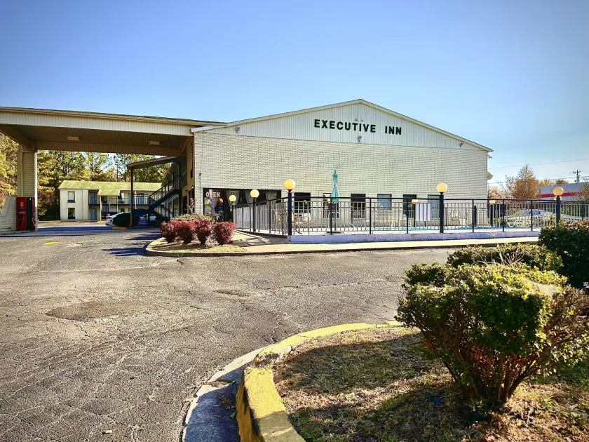 Executive Inn Chester - Image 1