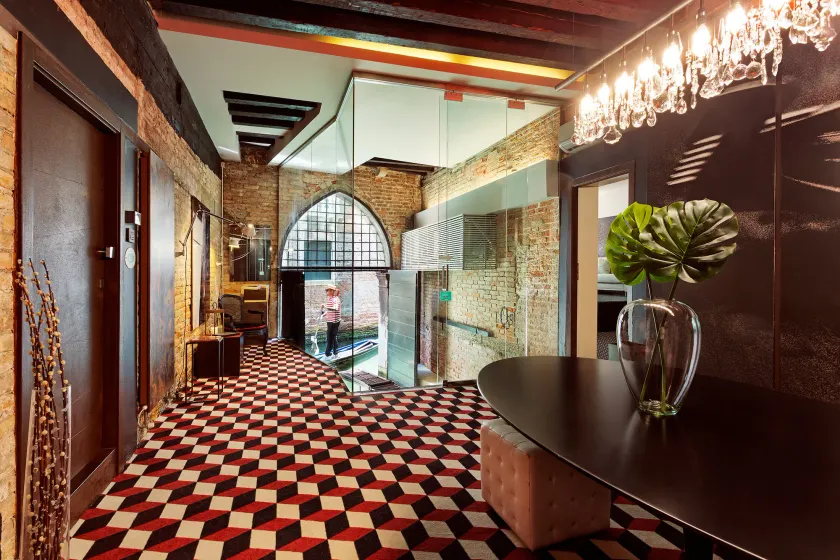 Charming House Iqs - Image 1