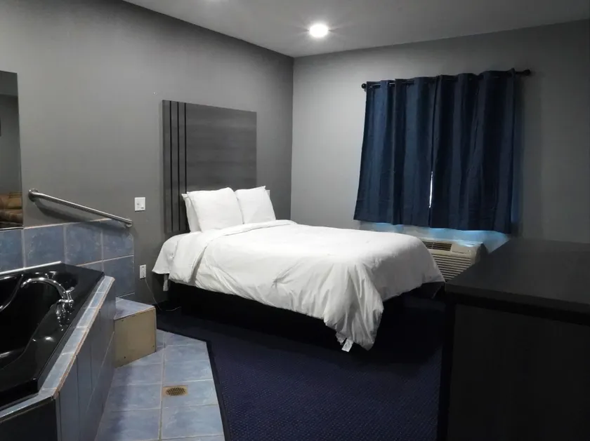 Americas Best Value Inn and Suites Bush International Airport - Chambre
