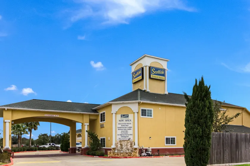Scottish Inn and Suites Baytown Tx - Image 1