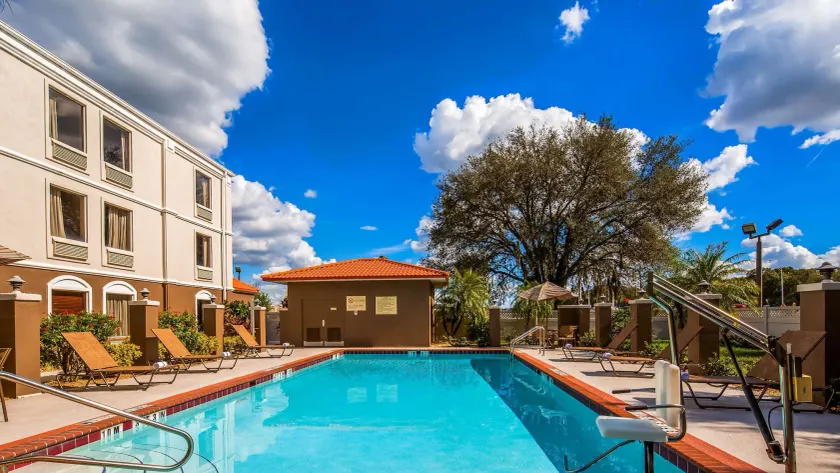 Best Western Plus Bradenton Hotel & Suites - Image 1