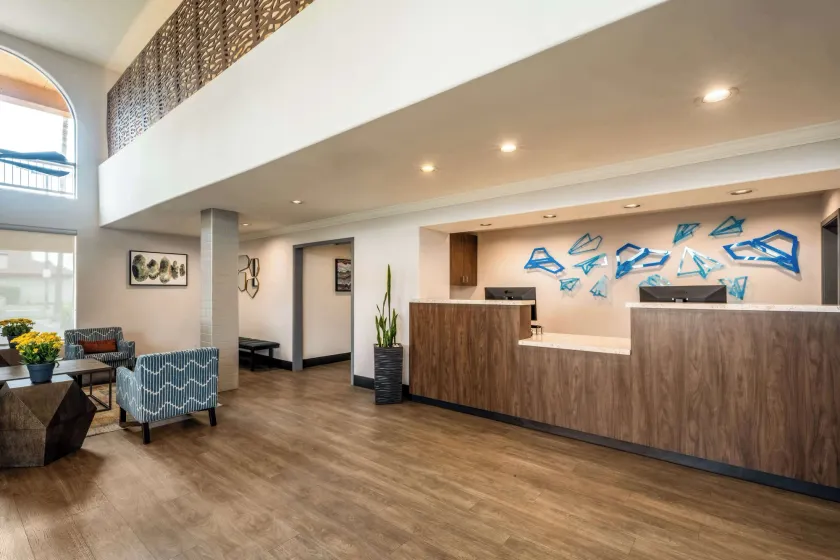 Best Western Inn & Suites Lemoore - Image 1