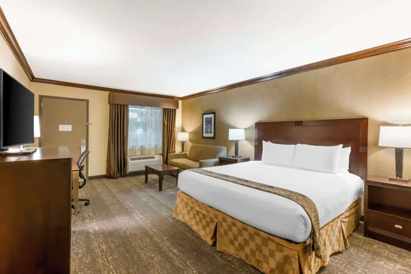 Best Western Plus Raton Hotel - Image 1