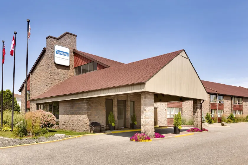 Travelodge by Wyndham North Bay Lakeshore - Image 1