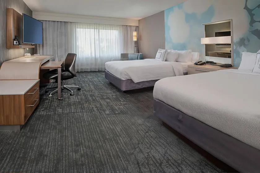 Comfort Inn & Suites Bethlehem Lehigh Valley Airport - Image 1