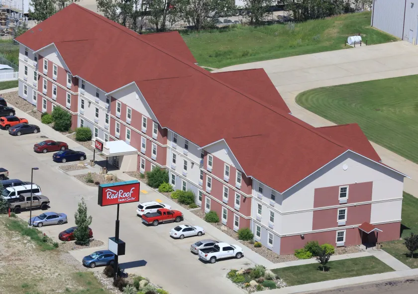 Red Roof Inn & Suites Dickinson - Image 1