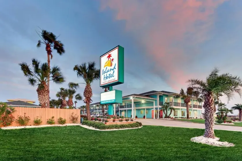 The Island Hotel Near Beach Port Aransas - Image 1