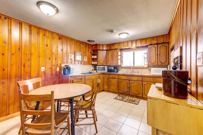 Pet-Friendly Youngstown Cottage w/ Yard - Intérieur