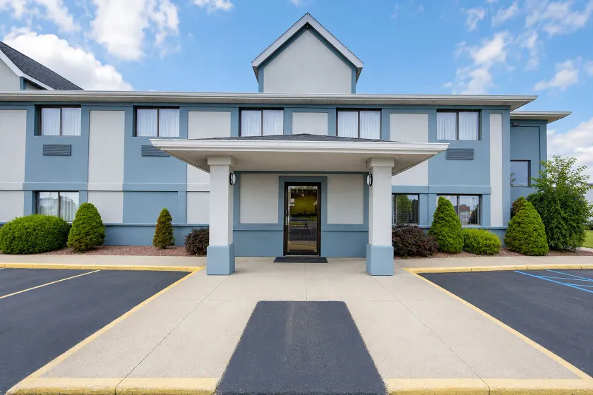 Saint Joseph Inn & Suites Benton Harbor Near I-94 - Image 1