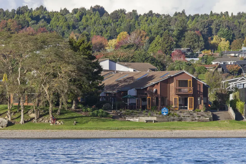 Cascades Lakefront Motel - Image 1