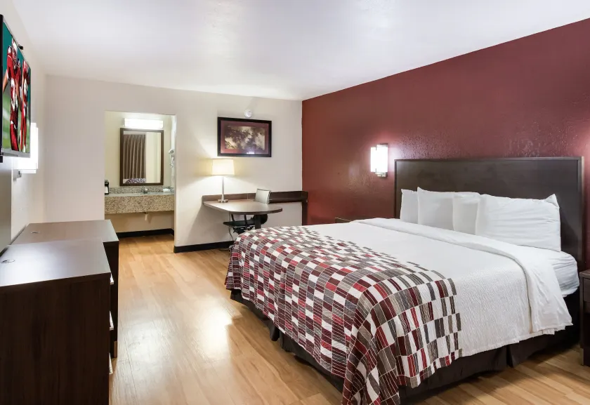 Red Roof Inn & Suites Commerce - Athens - Image 1