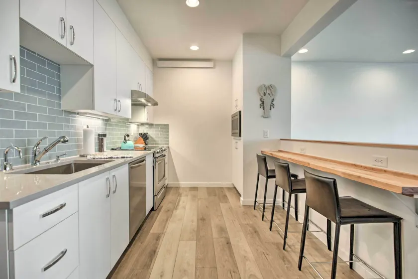 Depoe Bay Townhome w/ Deck & Stunning Ocean Views! - Interior