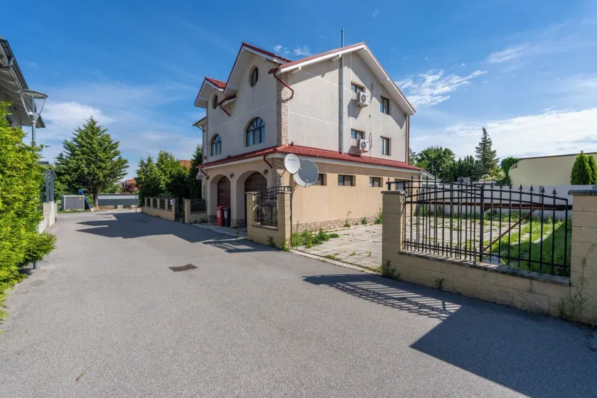FarawayHomes Aparthotel Near Vienna Airport - Anytime Self Check-In - Image 1