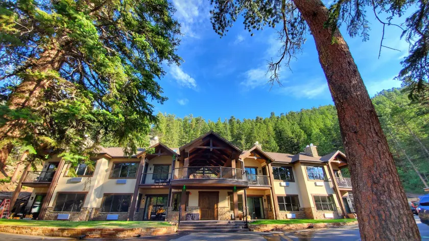 The Inn on Fall River & Fall River Cabins - Image 1