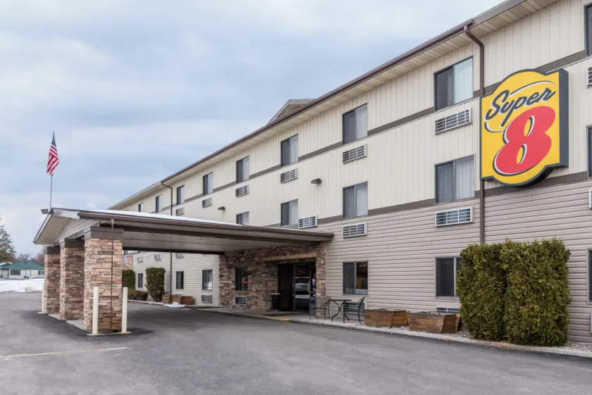 Super 8 by Wyndham Kalispell Glacier National Park - Image 1