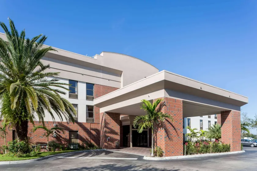 Days Inn & Suites by Wyndham Fort Myers Near JetBlue Park - Image 1