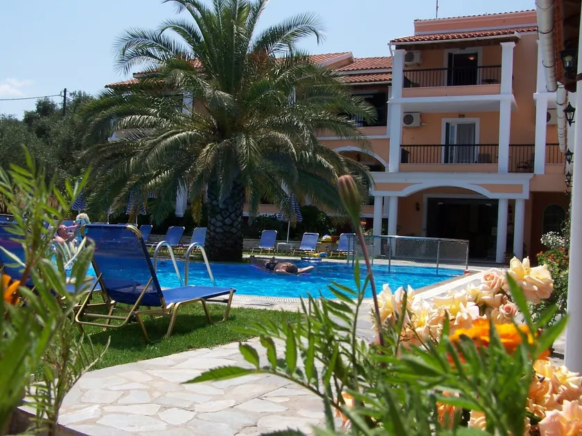 Perros Hotel - Image 1