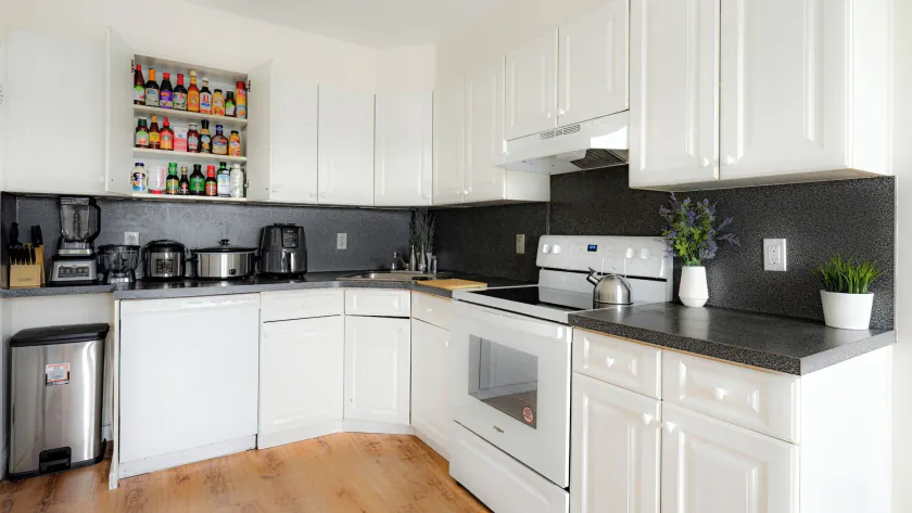 Luxury 3BR NY Home with Free Parking - Image 1