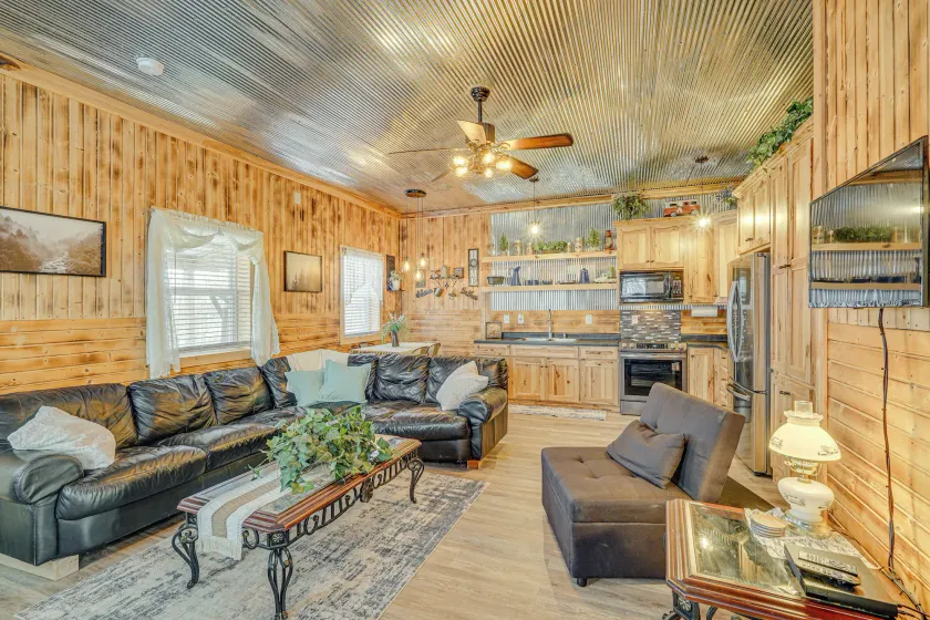 'Grace Place' Clark House on Farm: Shared Hot Tub! - Image 1