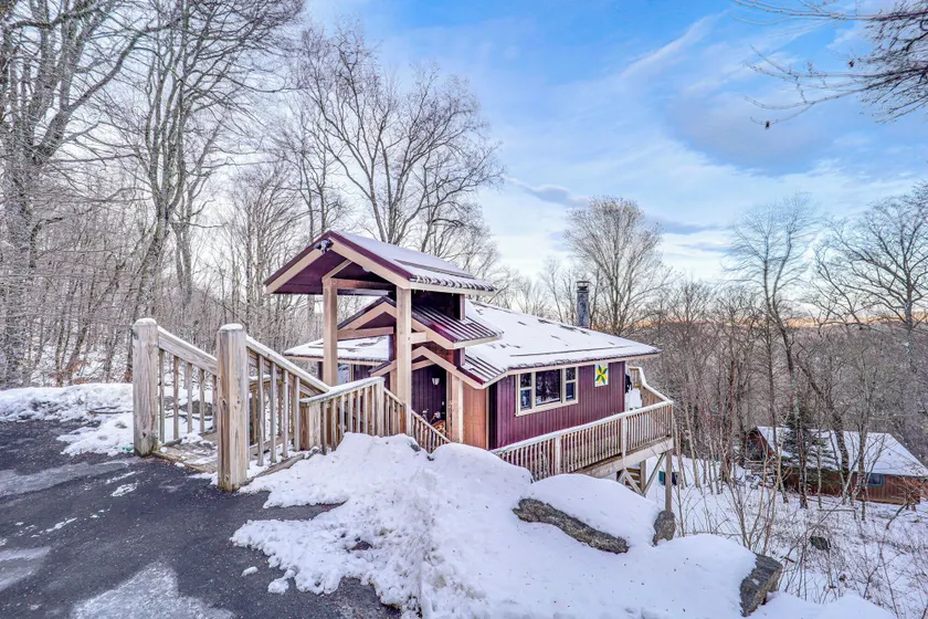 1/2 Mi to Skiing! Beech Mountain Cabin w/ Deck - Image 1
