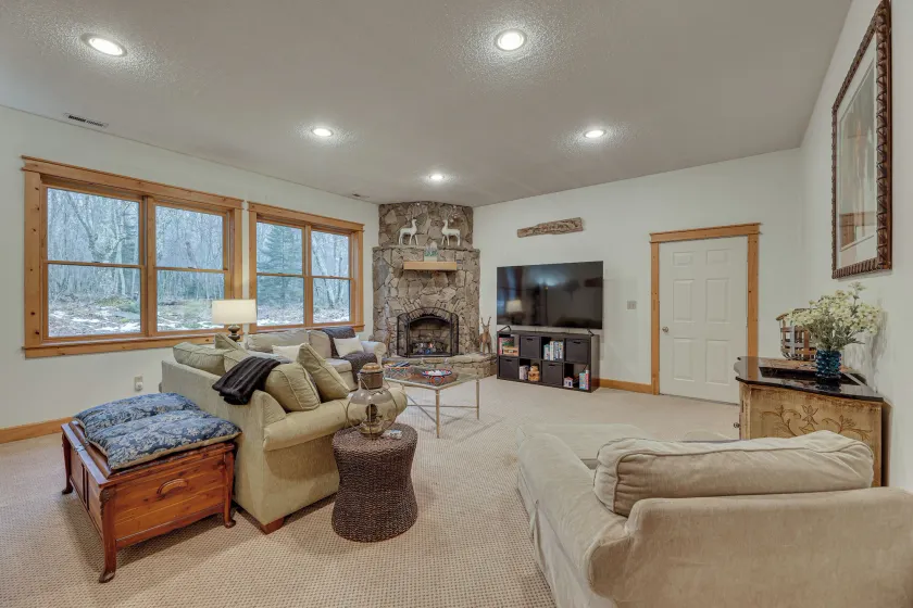 4K SF, 4 Acres, Hot Tub, Starlink, 4Mi to Snowshoe - Innvendig