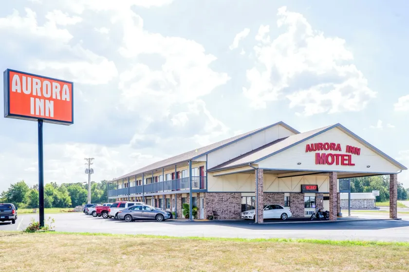 Capital O Aurora Inn Monett US 60 - Image 1