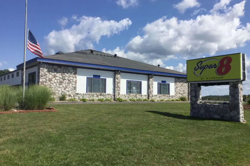 Super 8 by Wyndham Petoskey - Image 1