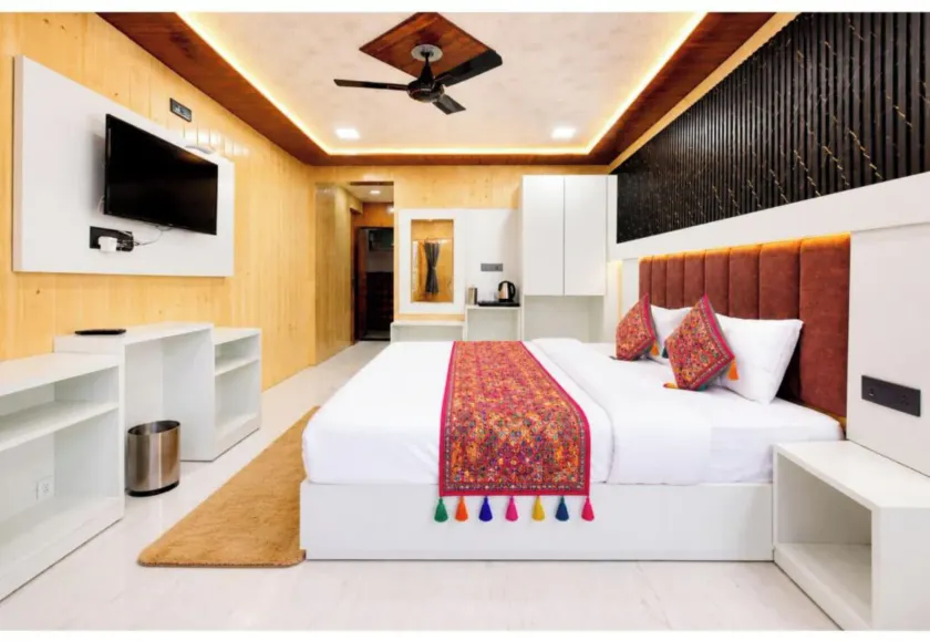 Sangeeta Prime Stay Nainital - Comfortable Rooms , Restaurant & Convenient Parking - Room