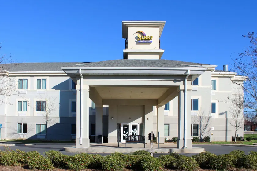 Sleep Inn & Suites Evergreen I-65 - Image 1
