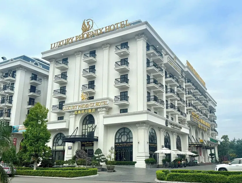 Luxury Phoenix Hotel - Image 1
