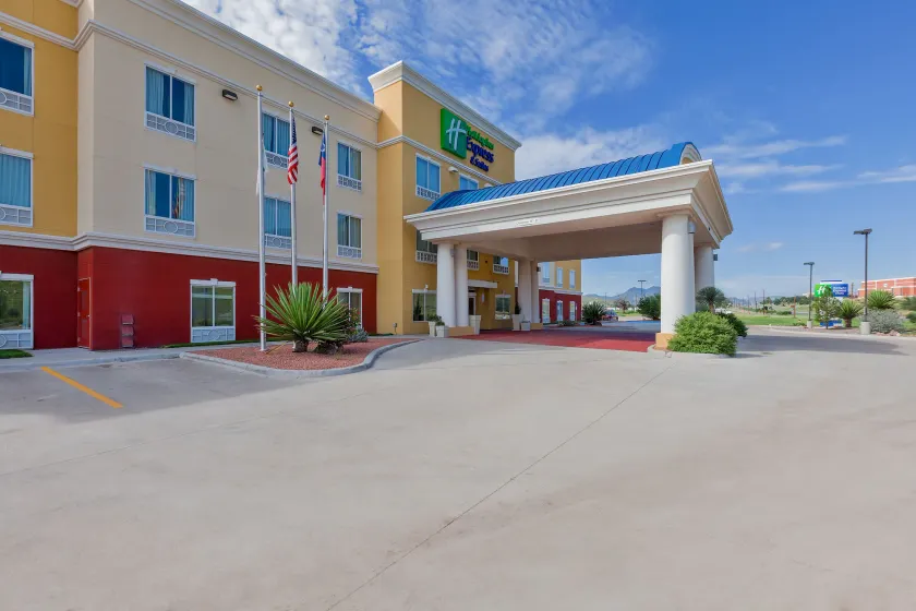Holiday Inn Express and Suites Alpine by IHG - Image 1