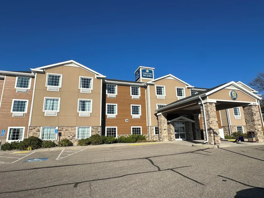 Cobblestone Hotel & Suites - Hutchinson - Image 1