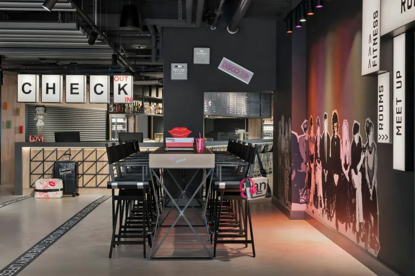 Moxy Duesseldorf City - Image 1