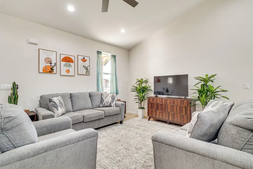 Hike & Ski! Home w/ Dog-friendly Yard in Eagar - Image 1