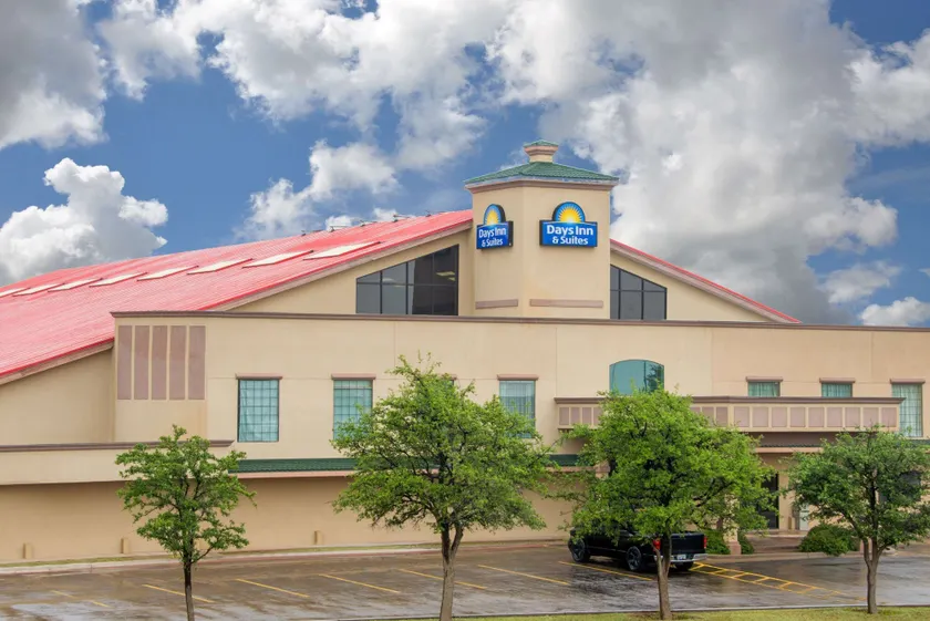 Days Inn by Wyndham Lubbock South - Image 1