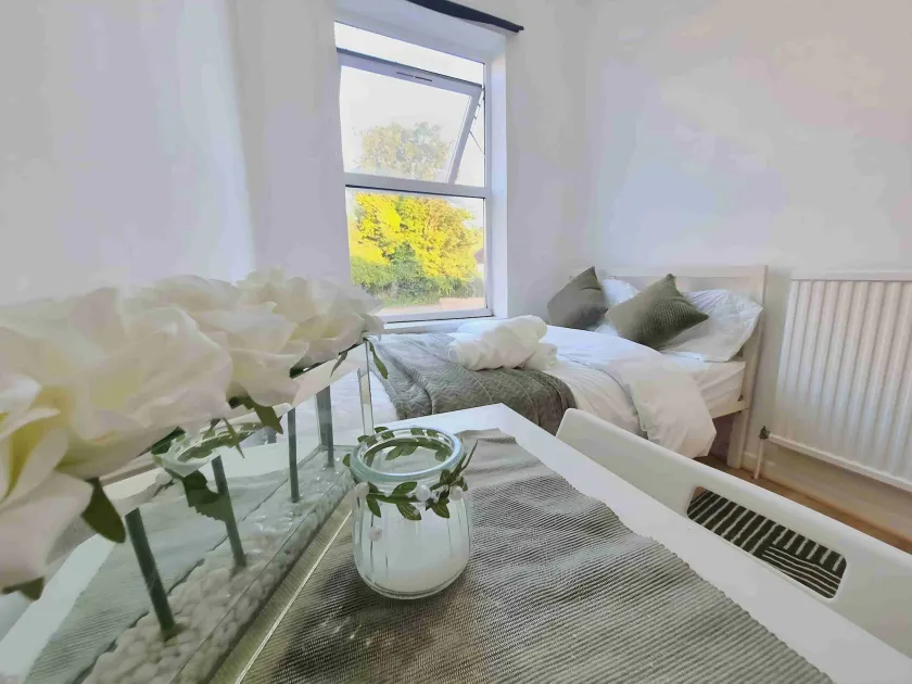 Easy Rooms - London Luton Airport - Image 1
