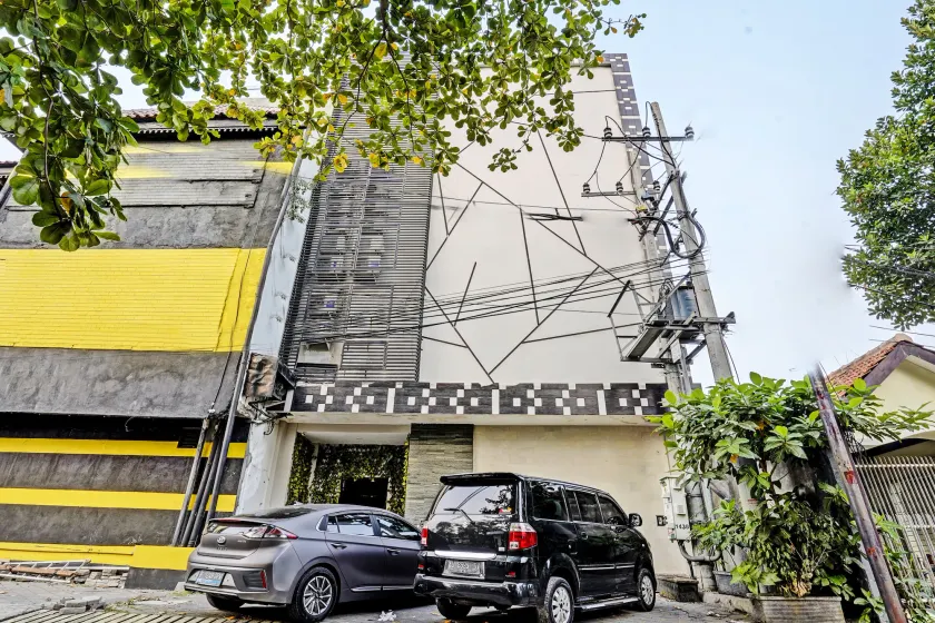 Super OYO Capital O 92633 Spring Hotel Gubeng - Image 1