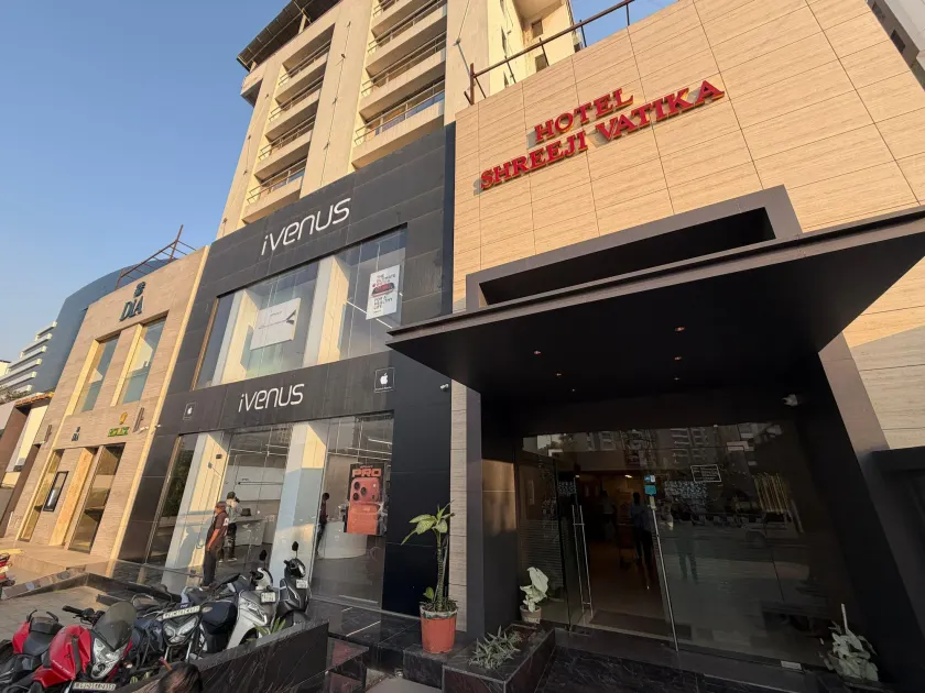 Hotel Shreeji Vatika-Airport Road - Image 1