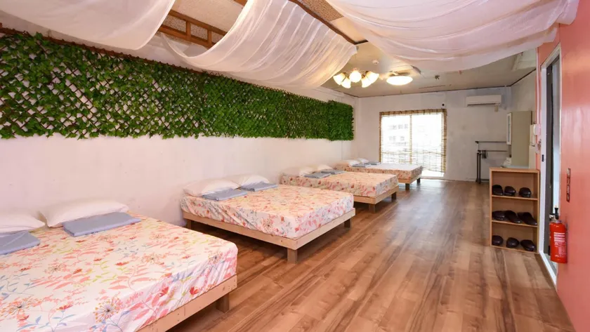 国際通り近くの広い古家-Simple Stay Makishi-那覇市中心部 - Image 1