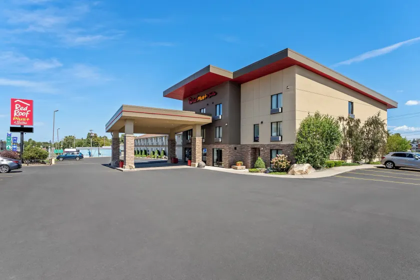 Red Roof Inn PLUS+ & Suites Malone - Image 1