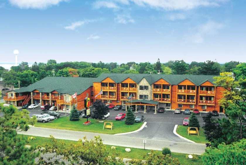 Super 8 by Wyndham Bridgeview of Mackinaw City - Image 1