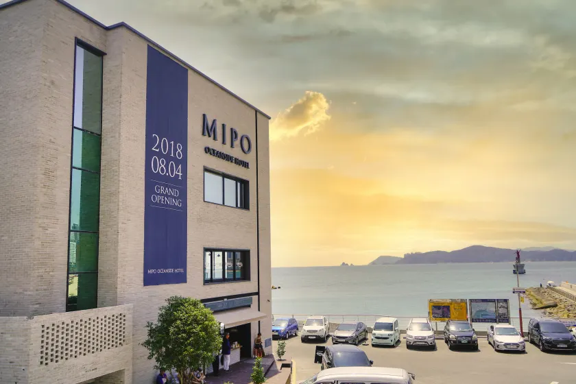 Mipo Oceanside Hotel - Image 1
